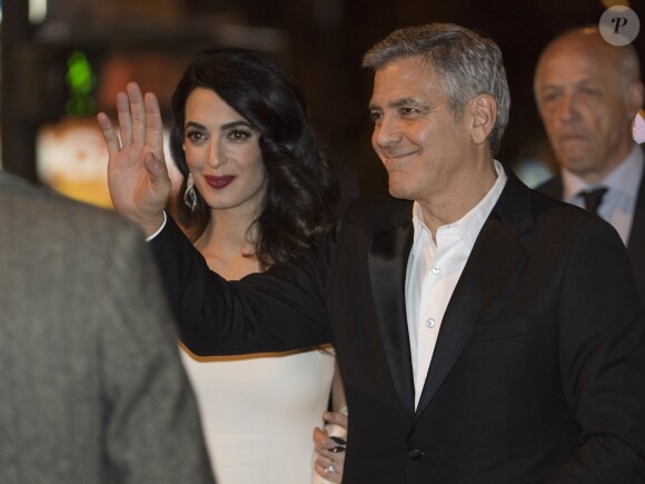 George Clooney et sa femme Amal Alamuddin (enceinte) - Arrivées au dîner de la 42ème cérémonie des César au Fouquet's à Paris. Le 24 février 2017