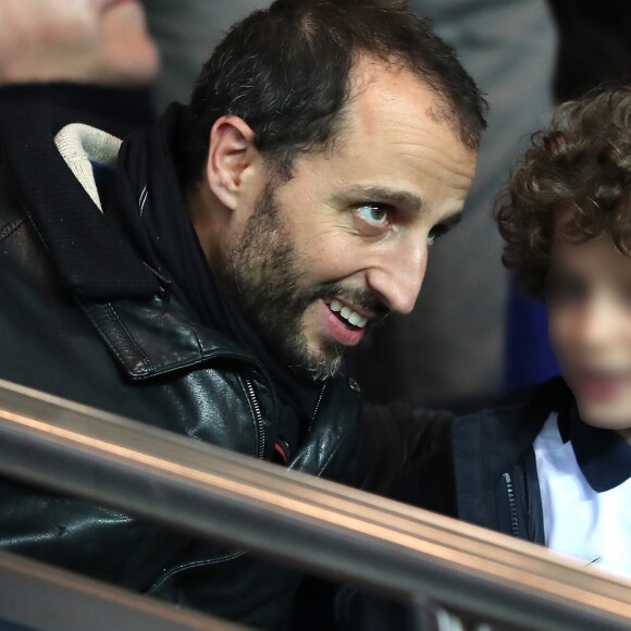 Arié Elmaleh et son fils Isaac - People assiste au match de Ligue 1 entre le Psg et Lyon à Paris le 19 mars 2017. Le Psg à remporté le match sur le score de 2-1. © Cyril Moreau/Bestimage