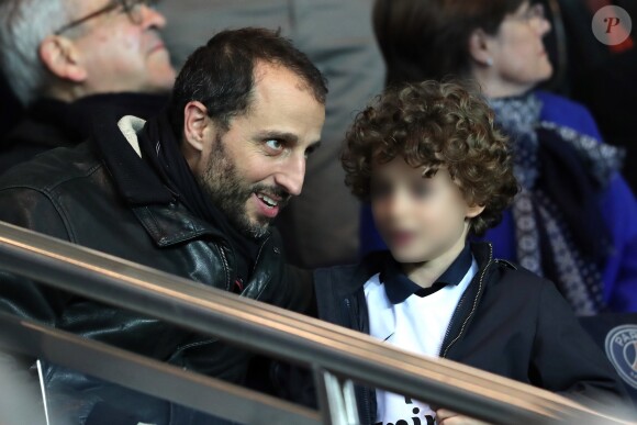 Arié Elmaleh et son fils Isaac - People assiste au match de Ligue 1 entre le Psg et Lyon à Paris le 19 mars 2017. Le Psg à remporté le match sur le score de 2-1. © Cyril Moreau/Bestimage