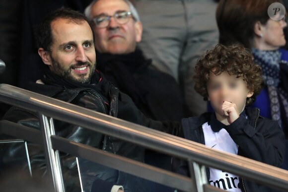 Arié Elmaleh et son fils Isaac - People assiste au match de Ligue 1 entre le Psg et Lyon à Paris le 19 mars 2017. Le Psg à remporté le match sur le score de 2-1. © Cyril Moreau/Bestimage
