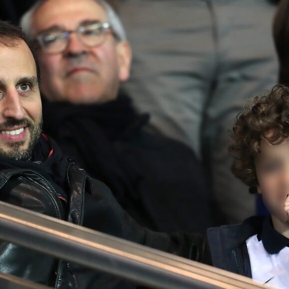 Arié Elmaleh et son fils Isaac - People assiste au match de Ligue 1 entre le Psg et Lyon à Paris le 19 mars 2017. Le Psg à remporté le match sur le score de 2-1. © Cyril Moreau/Bestimage