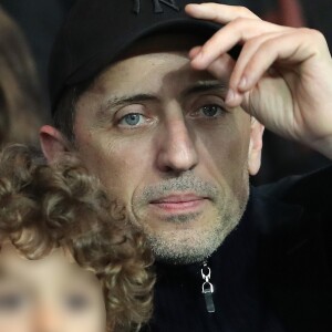 Gad Elmaleh et son nouveau Isaac - People assiste au match de Ligue 1 entre le Psg et Lyon à Paris le 19 mars 2017. Le Psg à remporté le match sur le score de 2-1. © Cyril Moreau/Bestimage