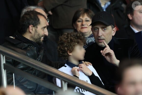 Arié Elmaleh et son fils Isaac, Gad Elmaleh - People assiste au match de Ligue 1 entre le Psg et Lyon à Paris le 19 mars 2017. Le Psg à remporté le match sur le score de 2-1. © Cyril Moreau/Bestimage