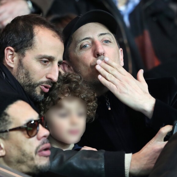 Arié Elmaleh et son fils Isaac, Gad Elmaleh - People assiste au match de Ligue 1 entre le Psg et Lyon à Paris le 19 mars 2017. Le Psg à remporté le match sur le score de 2-1. © Cyril Moreau/Bestimage