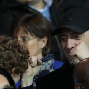 Gad Elmaleh et son nouveau Isaac - People assiste au match de Ligue 1 entre le Psg et Lyon à Paris le 19 mars 2017. Le Psg à remporté le match sur le score de 2-1. © Cyril Moreau/Bestimage