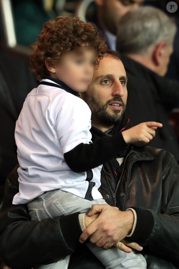 Arié Elmaleh et son fils Isaac - People assiste au match de Ligue 1 entre le Psg et Lyon à Paris le 19 mars 2017. Le Psg à remporté le match sur le score de 2-1. © Cyril Moreau/Bestimage