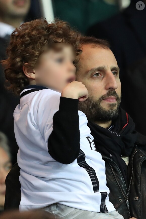 Arié Elmaleh et son fils Isaac - People assiste au match de Ligue 1 entre le Psg et Lyon à Paris le 19 mars 2017. Le Psg à remporté le match sur le score de 2-1. © Cyril Moreau/Bestimage