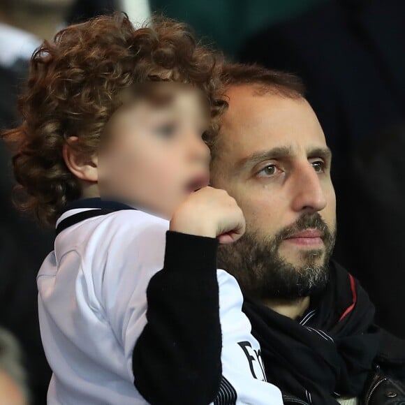 Arié Elmaleh et son fils Isaac - People assiste au match de Ligue 1 entre le Psg et Lyon à Paris le 19 mars 2017. Le Psg à remporté le match sur le score de 2-1. © Cyril Moreau/Bestimage