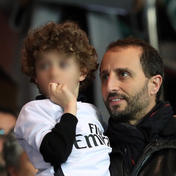 Arié Elmaleh et son fils Isaac - People assiste au match de Ligue 1 entre le Psg et Lyon à Paris le 19 mars 2017. Le Psg à remporté le match sur le score de 2-1. © Cyril Moreau/Bestimage