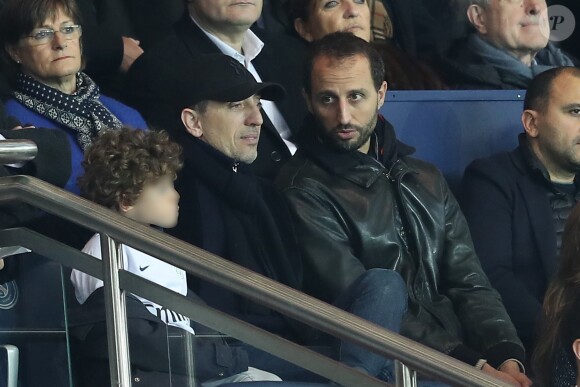 Gad Elmaleh, Arié Elmaleh et son fils Isaac - People assiste au match de Ligue 1 entre le Psg et Lyon à Paris le 19 mars 2017. Le Psg à remporté le match sur le score de 2-1. © Cyril Moreau/Bestimage