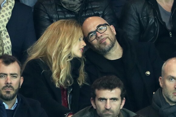 Pascal Obispo et sa femme Julie Hanson - People assiste au match de Ligue 1 entre le Psg et Lyon à Paris le 19 mars 2017. Le Psg à remporté le match sur le score de 2-1. © Cyril Moreau/Bestimage