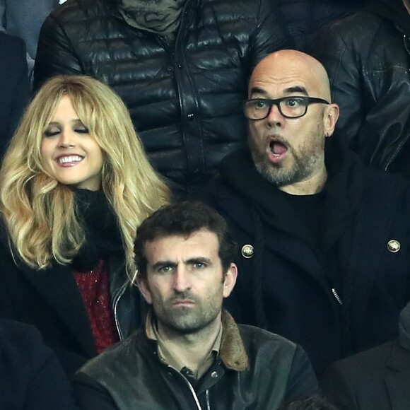 Pascal Obispo et sa femme Julie Hantson, Thierry Omeyer - People assiste au match de Ligue 1 entre le Psg et Lyon à Paris le 19 mars 2017. Le Psg à remporté le match sur le score de 2-1. © Cyril Moreau/Bestimage