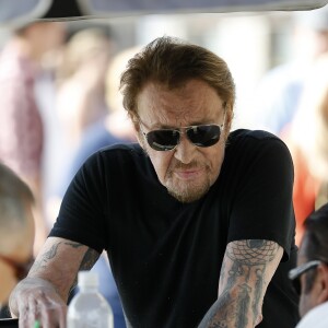 Johnny Hallyday, souriant, très en forme et très amoureux de sa femme Laeticia sort déjeuner en famille au Water Grill de Santa Monica le 18 mars 2017 pour l'anniversaire de Laeticia qui fête le jour même ses 42 ans.