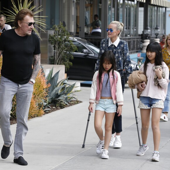 Joy, Jade et Françoise, mère de Laeticia - Johnny Hallyday, souriant, très en forme et très amoureux de sa femme Laeticia sort déjeuner en famille au Water Grill de Santa Monica le 18 mars 2017 pour l'anniversaire de Laeticia qui fête le jour même ses 42 ans.