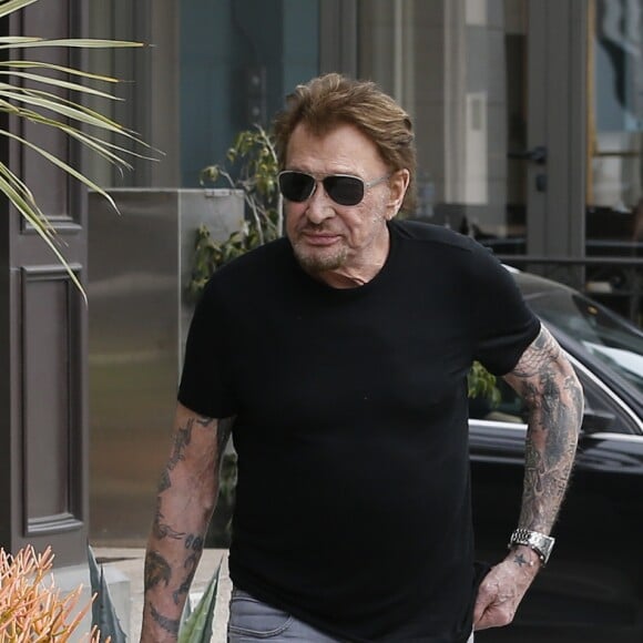 Joy et Jade - Johnny Hallyday, souriant, très en forme et très amoureux de sa femme Laeticia sort déjeuner en famille au Water Grill de Santa Monica le 18 mars 2017 pour l'anniversaire de Laeticia qui fête le jour même ses 42 ans.