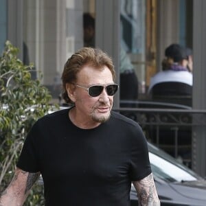 Joy et Jade - Johnny Hallyday, souriant, très en forme et très amoureux de sa femme Laeticia sort déjeuner en famille au Water Grill de Santa Monica le 18 mars 2017 pour l'anniversaire de Laeticia qui fête le jour même ses 42 ans.