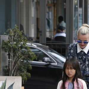 Joy et Jade - Johnny Hallyday, souriant, très en forme et très amoureux de sa femme Laeticia sort déjeuner en famille au Water Grill de Santa Monica le 18 mars 2017 pour l'anniversaire de Laeticia qui fête le jour même ses 42 ans.