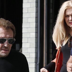 Johnny Hallyday, souriant, très en forme et très amoureux de sa femme Laeticia sort déjeuner en famille au Water Grill de Santa Monica le 18 mars 2017 pour l'anniversaire de Laeticia qui fête le jour même ses 42 ans.