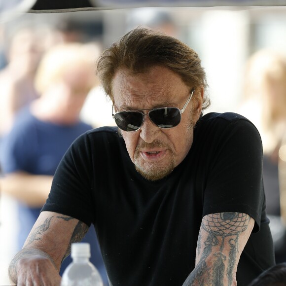 Johnny Hallyday, souriant, très en forme et très amoureux de sa femme Laeticia sort déjeuner en famille au Water Grill de Santa Monica le 18 mars 2017 pour l'anniversaire de Laeticia qui fête le jour même ses 42 ans.