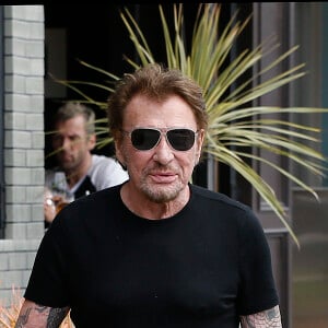 Johnny Hallyday, souriant, très en forme et très amoureux de sa femme Laeticia sort déjeuner en famille au Water Grill de Santa Monica le 18 mars 2017 pour l'anniversaire de Laeticia qui fête le jour même ses 42 ans.