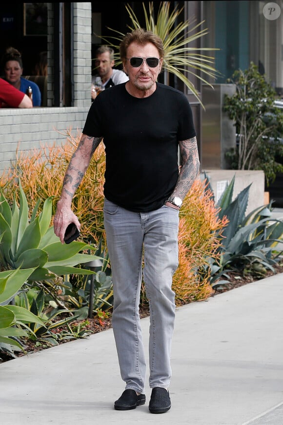 Johnny Hallyday, souriant, très en forme et très amoureux de sa femme Laeticia sort déjeuner en famille au Water Grill de Santa Monica le 18 mars 2017 pour l'anniversaire de Laeticia qui fête le jour même ses 42 ans.