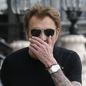 Johnny Hallyday, souriant, très en forme et très amoureux de sa femme Laeticia sort déjeuner en famille au Water Grill de Santa Monica le 18 mars 2017 pour l'anniversaire de Laeticia qui fête le jour même ses 42 ans.