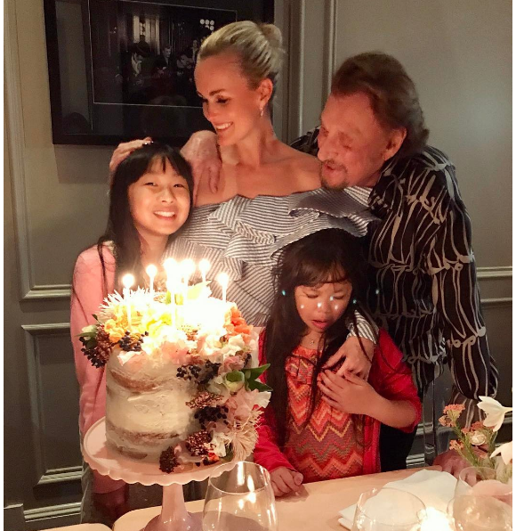 Laeticia Hallyday célébrant son anniversaire (42 ans) lors d'une grande fête organisée à Los Angeles le 19 mars en présence de sa famille et de ses amis. Johnny, Jade et Joy prennent la pose à ses côtés.