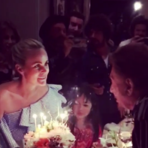 Laeticia Hallyday célébrant son anniversaire (42 ans) lors d'une grande fête organisée à Los Angeles le 19 mars en présence de sa famille et de ses amis. Johnny, Jade et Joy prennent la pose à ses côtés.