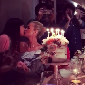 Laeticia Hallyday célébrant son anniversaire (42 ans) lors d'une grande fête organisée à Los Angeles le 19 mars en présence de sa famille et de ses amis. Johnny, Jade et Joy prennent la pose à ses côtés.