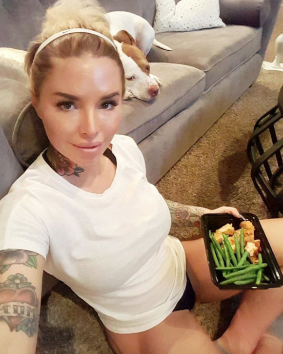 Christy Mack, selfie Instagram début 2017. Le 20 mars 2017, son ex-compagnon War Machine a été reconnu coupable de 29 chefs d'accusation pour l'avoir sauvagement battue en août 2014.