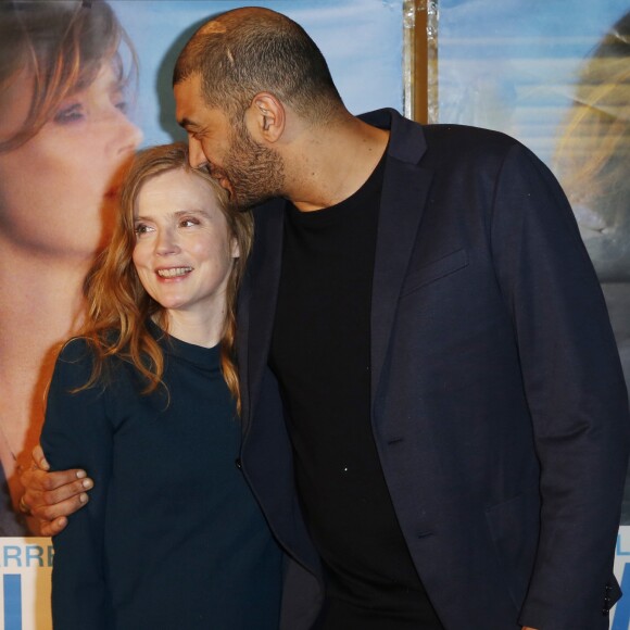 Isabelle Carré embrassée par Ramzy Bédia - Avant-première du film "Une vie Ailleurs" à l'UGC Chatelet à Paris le 20 mars 2017. © Marc Ausset-Lacroix/Bestimage