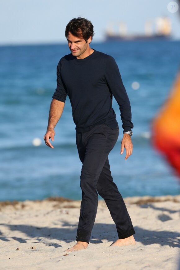 Le joueur de tennis suisse Roger Federer profite de la plage avec ses enfants, ses jumelles Myla Rose et Charlene Riva et ses jumeaux Leo et Lennart, à Miami, le 20 mars 2017 © CPA/Bestimage