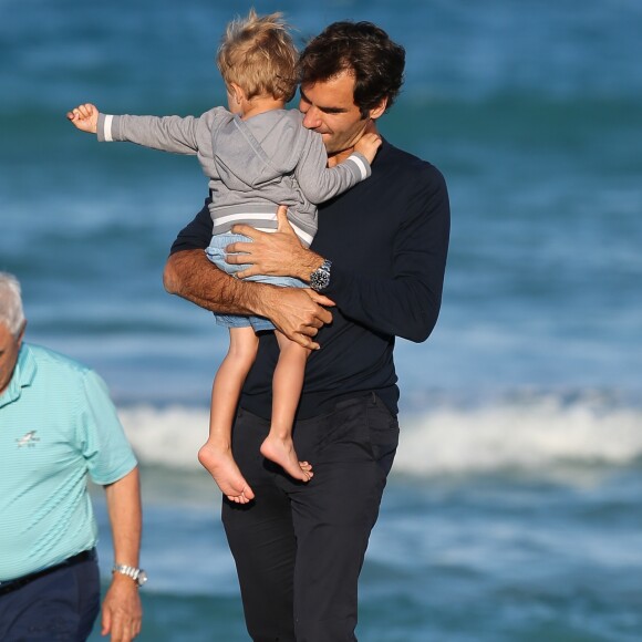 Le joueur de tennis suisse Roger Federer profite de la plage avec ses enfants, ses jumelles Myla Rose et Charlene Riva et ses jumeaux Leo et Lennart, à Miami, le 20 mars 2017 © CPA/Bestimage