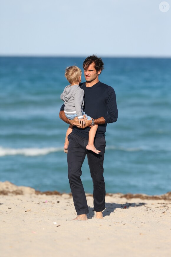 Le joueur de tennis suisse Roger Federer profite de la plage avec ses enfants, ses jumelles Myla Rose et Charlene Riva et ses jumeaux Leo et Lennart, à Miami, le 20 mars 2017 © CPA/Bestimage