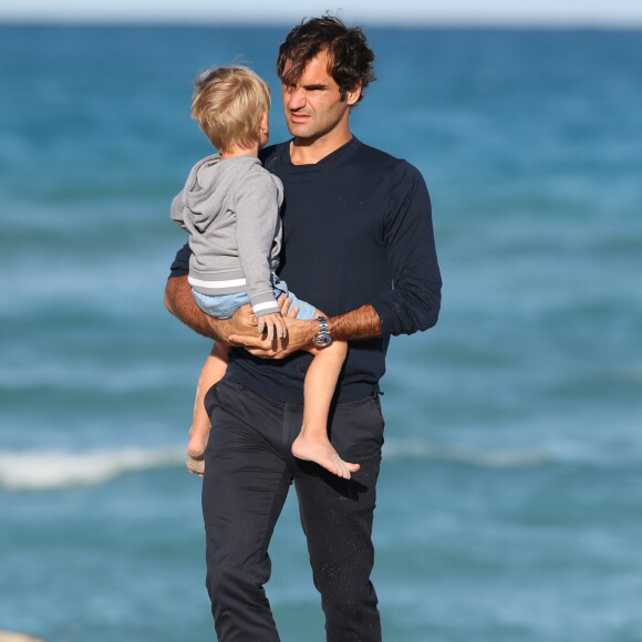 Le joueur de tennis suisse Roger Federer profite de la plage avec ses enfants, ses jumelles Myla Rose et Charlene Riva et ses jumeaux Leo et Lennart, à Miami, le 20 mars 2017 © CPA/Bestimage