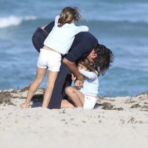 Le joueur de tennis suisse Roger Federer profite de la plage avec ses enfants, ses jumelles Myla Rose et Charlene Riva et ses jumeaux Leo et Lennart, à Miami, le 20 mars 2017 © CPA/Bestimage 