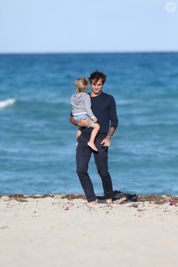 Le joueur de tennis suisse Roger Federer profite de la plage avec ses enfants, ses jumelles Myla Rose et Charlene Riva et ses jumeaux Leo et Lennart, à Miami, le 20 mars 2017 © CPA/Bestimage