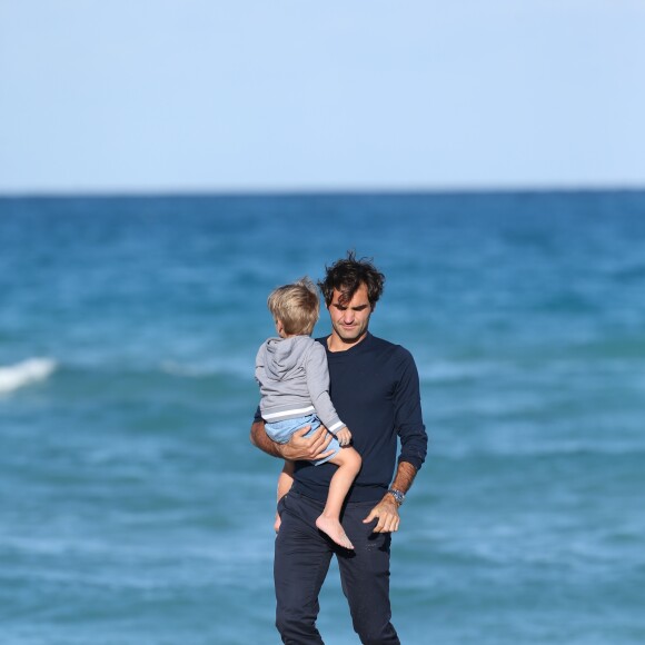 Le joueur de tennis suisse Roger Federer profite de la plage avec ses enfants, ses jumelles Myla Rose et Charlene Riva et ses jumeaux Leo et Lennart, à Miami, le 20 mars 2017 © CPA/Bestimage