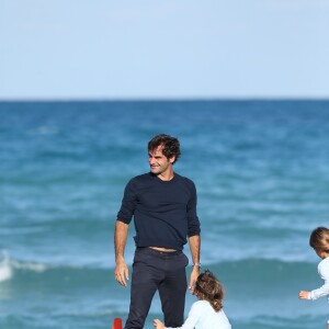 Le joueur de tennis suisse Roger Federer profite de la plage avec ses enfants, ses jumelles Myla Rose et Charlene Riva et ses jumeaux Leo et Lennart, à Miami, le 20 mars 2017 © CPA/Bestimage