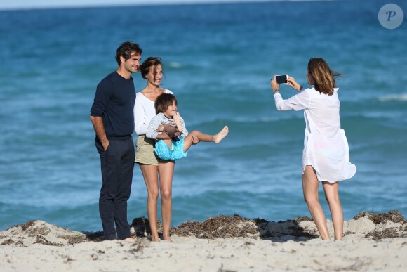 Le joueur de tennis suisse Roger Federer profite de la plage avec ses enfants, ses jumelles Myla Rose et Charlene Riva et ses jumeaux Leo et Lennart, à Miami, le 20 mars 2017 © CPA/Bestimage