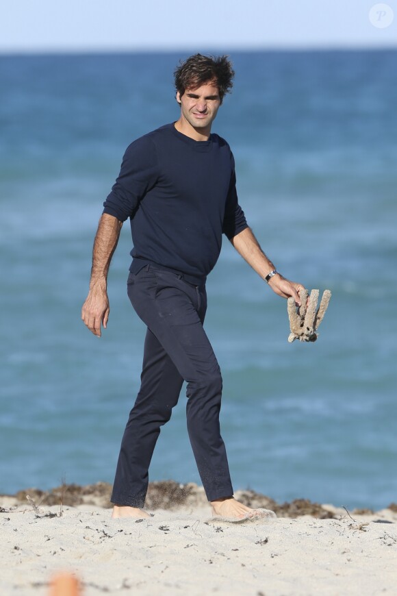 Le joueur de tennis suisse Roger Federer profite de la plage avec ses enfants, ses jumelles Myla Rose et Charlene Riva et ses jumeaux Leo et Lennart, à Miami, le 20 mars 2017 © CPA/Bestimage