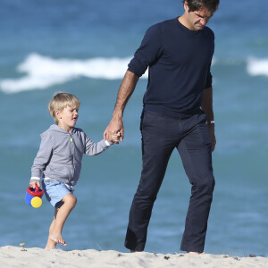 Le joueur de tennis suisse Roger Federer profite de la plage avec ses enfants, ses jumelles Myla Rose et Charlene Riva et ses jumeaux Leo et Lennart, à Miami, le 20 mars 2017 © CPA/Bestimage