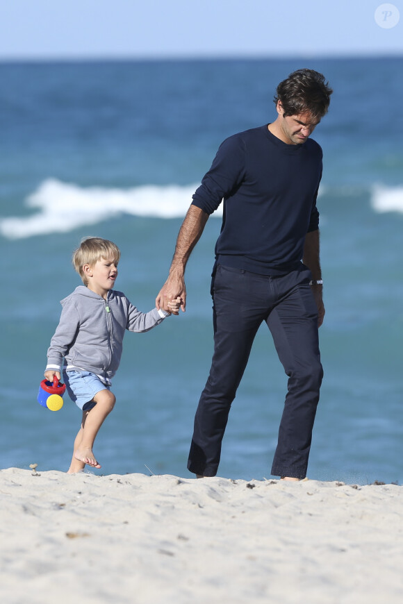 Le joueur de tennis suisse Roger Federer profite de la plage avec ses enfants, ses jumelles Myla Rose et Charlene Riva et ses jumeaux Leo et Lennart, à Miami, le 20 mars 2017 © CPA/Bestimage