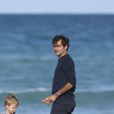 Le joueur de tennis suisse Roger Federer profite de la plage avec ses enfants, ses jumelles Myla Rose et Charlene Riva et ses jumeaux Leo et Lennart, à Miami, le 20 mars 2017 © CPA/Bestimage