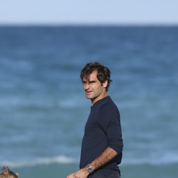 Le joueur de tennis suisse Roger Federer profite de la plage avec ses enfants, ses jumelles Myla Rose et Charlene Riva et ses jumeaux Leo et Lennart, à Miami, le 20 mars 2017 © CPA/Bestimage