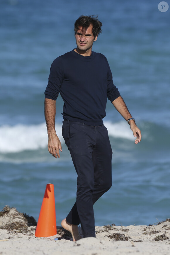 Le joueur de tennis suisse Roger Federer profite de la plage avec ses enfants, ses jumelles Myla Rose et Charlene Riva et ses jumeaux Leo et Lennart, à Miami, le 20 mars 2017 © CPA/Bestimage