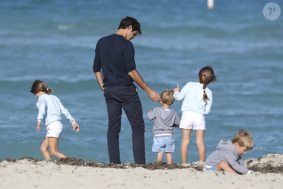 Le joueur de tennis suisse Roger Federer profite de la plage avec ses enfants, ses jumelles Myla Rose et Charlene Riva et ses jumeaux Leo et Lennart, à Miami, le 20 mars 2017 © CPA/Bestimage