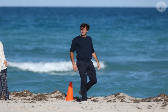 Le joueur de tennis suisse Roger Federer profite de la plage avec ses enfants, ses jumelles Myla Rose et Charlene Riva et ses jumeaux Leo et Lennart, à Miami, le 20 mars 2017 © CPA/Bestimage