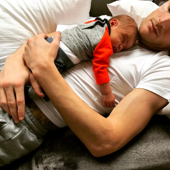 Jamie Vardy et son fils Finley, né en janvier 2017, en pleine sieste. Photo : Instagram Rebekah Vardy.