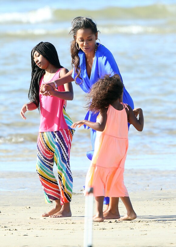 Exclusif - Melanie Brown (Mel B) avec ses filles Madison et Angel Brown Belafonte en pleine séance photo sur une plage à Sydney en Australie, le 17 novembre 2016